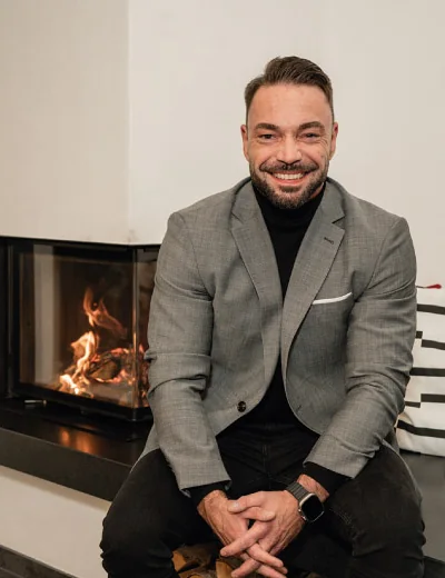 André Wehlert vor einem Kamin André Wehlert vor einem Kamin