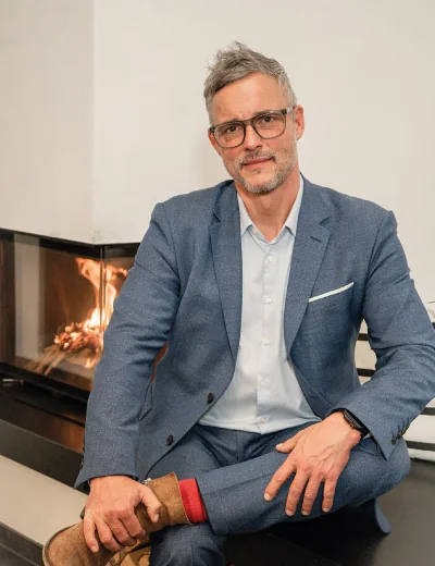Reiner Keller vor einem Kamin Reiner Keller vor einem Kamin